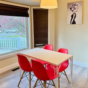 Gorgeous House&30 Second Bus Station Close C-train& Free Parking Calgary
